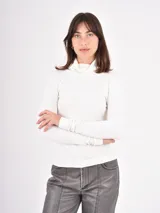 Polera de cuello alto y manga larga, confeccionada en tejido de punto fino, con ajuste al cuerpo.