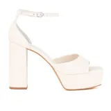 Sandalias de plataforma color blanco, con tira delantera ancha, pulsera al tobillo con hebilla metálica y tacón cuadrado.