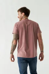 Remera blanca de algodón con estampado de limones y peras en tonos azules. Corte recto, manga corta y cuello redondo.