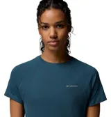 Remera técnica de running Columbia modelo Stealth Spring S Tee, de color azul, con mangas corta tipo raglán, cuello redondo y logo reflectante de la marca en el pecho.