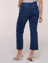 Jean crop de tiro alto, color azul, de pierna recta con terminación bootcut y detalles de tachas en los laterales.