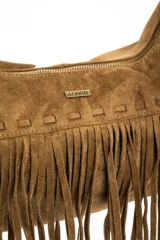 Cartera de hombro con diseño de flecos largos en la parte frontal, confeccionada en material sintético con textura de gamuza. Cuenta con una correa larga ajustable y cierre superior.