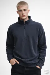 Buzo de polar con cuello alto y cierre frontal parcial, de manga larga y diseño holgado.