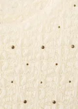 Top sin mangas de tejido texturizado con efecto arrugado y diseño entallado, de cuello redondo y color beige con pequeños detalles brillantes.