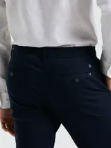 Pantalón chino azul marino para hombre con bolsillos delanteros diagonales, cierre y botón en la cintura. Logo bordado a tono. Confeccionado en 98% algodón y 2% elastano.