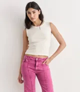 Musculosa blanca de corte ajustado, cuello redondo y sin mangas.