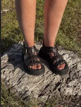 Sandalias de cuero color chocolate con tiras anchas y suela track.