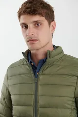 Campera puffer azul marino con cierre frontal, cuello alto y bolsillos laterales con cierre.