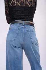 Pantalón wide leg de denim rígido azul, tiro alto y pierna recta.