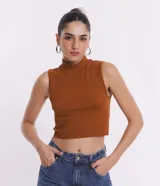 Blusa musculosa color tostado, de corte ajustado, con cuello alto y textura acanalada de poliamida.