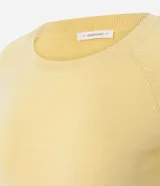 Suéter de punto color beige, con cuello redondo y mangas largas. Diseño básico y versátil de calce cómodo.