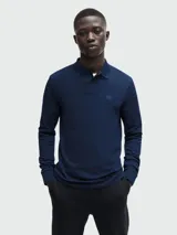 Remera polo azul marino de manga larga, confeccionada en piqué de algodón.