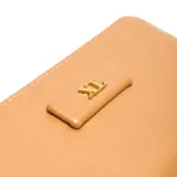 Billetera tipo fichero de material exterior PU color habano, con cierre perimetral metálico. Presenta múltiples divisiones internas y un bolsillo interno con cierre. Posee un logo XL aplicado en metal en el frente.