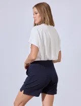 Short de algodón color rosa claro, con pretina ancha elastizada y bolsillos inclinados en la parte delantera.