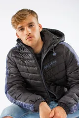 Campera puffer de nylon con relleno de guata, diseño capitoneado y capucha desmontable. Presenta cierre frontal, bolsillos laterales con cierre y detalles en color bordó en mangas y cierres.