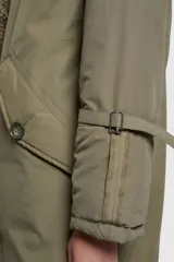 Parka color crema de corte recto, con cuello de piel sintética color beige, cierre frontal con botones a tono, bolsillos laterales con solapa y puños con trabilla ajustable.