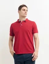 Chomba verde con cuello polo y tapeta de dos botones.