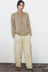 Jersey de punto de manga larga y cuello barco, con diseño holgado y acabado texturizado.