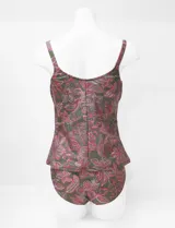 Tankini estampado de la marca Club del Sol, confeccionado con tejido italiano. Consta de una musculosa con escote en V fruncido, copa armada con sujetador interno y forro, combinada con una bombacha de bikini clásica a juego.