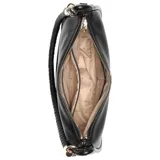 Cartera Guess modelo Danya de formato hobo, color negro con textura granulada. Presenta cierre superior, asa de hombro con detalle trenzado y logo metálico triangular en el frente.
