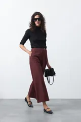 Pantalón wide leg de corte sastrero, color bordó, con cintura alta y calce relajado.