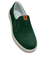 Zapato slip-on verde oscuro de gamuza con perforaciones, suela blanca y elástico lateral.