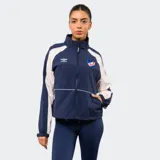 Campera deportiva Umbro del Club Nacional de Football, color azul marino con detalles en blanco en las mangas y cuello alto. Cuenta con cierre frontal completo, bolsillos laterales y el escudo del club junto al logo de la marca en el pecho.