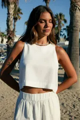 Short blanco de lino y rayón con cintura elástica y bolsillos laterales.