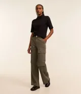 Remera negra de algodón, corte amplio, cuello alto en punto roma y mangas cortas.