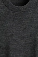 Buzo de punto fino confeccionado en lana merino, color gris oscuro. Presenta cuello redondo, mangas largas y terminaciones acanaladas en cuello, puños y bajo. Posee un corte regular fit para una silueta clásica.