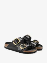 Sandalias Birkenstock Arizona BB negras de charol con hebillas doradas ajustables y plantilla anatómica de corcho y látex.