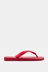 Sandalias planas de goma color rojo, de la colección especial Havaianas x Zara, con tiras de dedo texturizadas y suela de 2 cm en relieve.