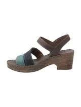 Sandalia de plataforma con suela efecto corcho, con tiras de cuero en colores marrón, azul marino y verde agua, y cierre de velcro en el tobillo.