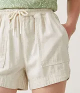 Short runner color beige, de cintura media con elástico y lazo ajustable. Confeccionado en algodón y lino, con bolsillos laterales.