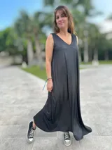 Vestido largo negro de morley con lurex, escote en V y sin mangas.