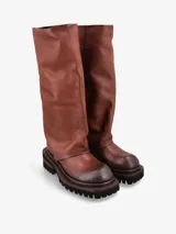 Bota de caña alta confeccionada en cuero premium color negro, con silueta relajada y diseño de caña ancha. Presenta una suela track dentada con detalles en contraste y punta redondeada.