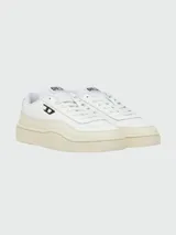 Zapatillas deportivas Diesel modelo S-Tracker-D, de diseño urbano en color blanco con detalles en tono crema en la suela y logo lateral en negro.