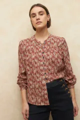 Camisa estampada de manga larga con puños elastizados, cuello mao y botones a tono.