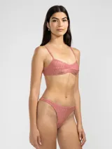 Bikini de dos piezas color rosado con textura, top con breteles finos y bombacha de tiro alto con cobertura mínima.