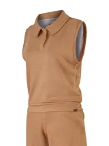 Conjunto de dos piezas color tostado, compuesto por una musculosa con cuello polo y cierre frontal de botones, y un pantalón de corte recto y relajado.