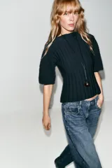 Top de punto rib color azul marino, con cuello redondo y manga corta abullonada.