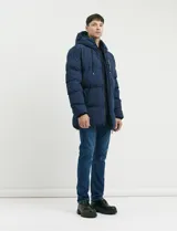 Campera puffer de corte largo con capucha ajustable, cierre frontal y bolsillos laterales. Diseño acolchado con acabado mate.