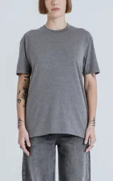 Remera de manga corta y cuello redondo, color gris melange, con calce regular y recorte en la espalda.