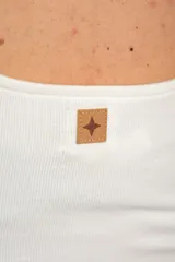 Musculosa de algodón y elastano color blanco, de corte al cuerpo y escote cuadrado.