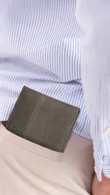 Billetera clásica de cuero color gris, con solapa al medio, compartimento para billetes, repartición para tarjetas y visor.