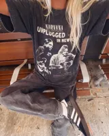 Remera de algodón con efecto stone wash, corte oversize y estampa frontal gráfica de la banda Nirvana en su presentación Unplugged in New York.