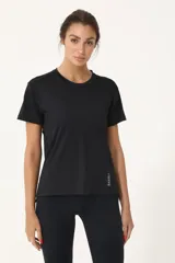 Remera deportiva negra de poliéster y elastano, con recortes laterales y traseros.