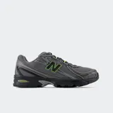 Championes New Balance modelo 740 de diseño inspirado en el running de los años 2000, confeccionados en malla gris con superposiciones sintéticas y detalles en verde lima y negro. Cuenta con entresuela ABZORB y el logo "N" característico en los laterales.