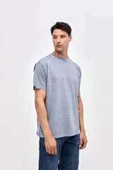 Remera de manga corta con calce relajado, confeccionada en algodón lavado con textura suave y acabado desgastado.