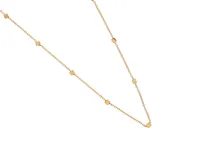 Collar de cadena fina de acero con baño de oro, adornado con pequeñas piezas cúbicas distribuidas a lo largo de toda la extensión.